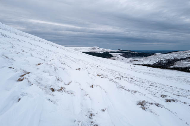 Photo de montagne sous la neige