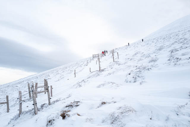 Photo de montagne sous la neige