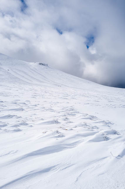 Photo de montagne sous la neige