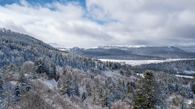 Photo de montagne sous la neige