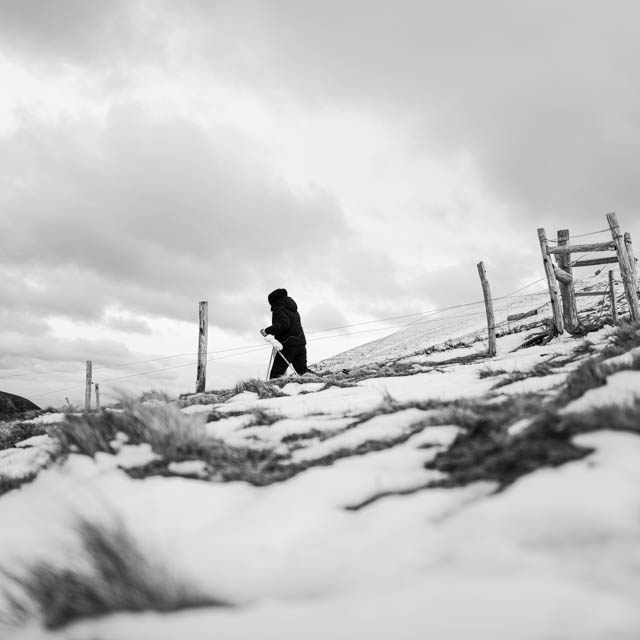 Photo de montagne sous la neige en noir et blanc