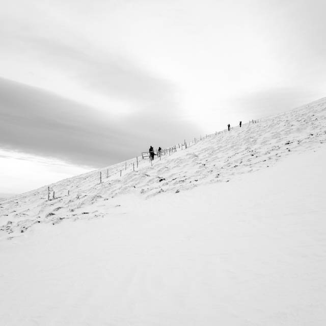 Photo de montagne sous la neige en noir et blanc