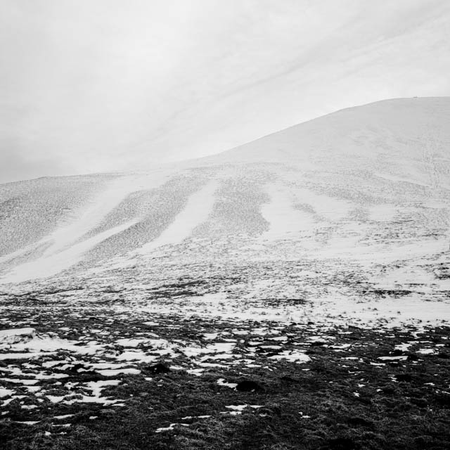Photo de montagne sous la neige en noir et blanc