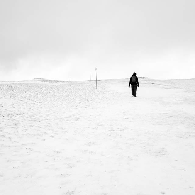 Photo de montagne sous la neige en noir et blanc