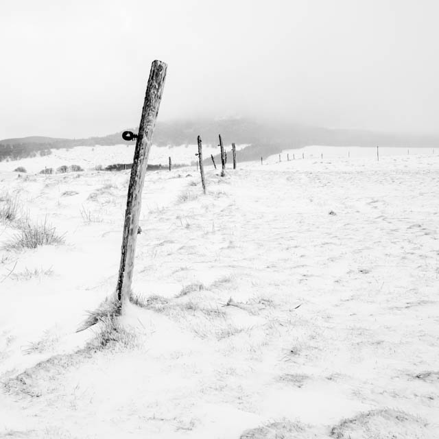 Photo de montagne sous la neige en noir et blanc