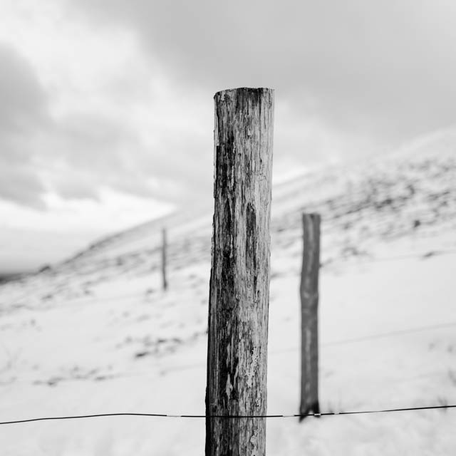 Photo de montagne sous la neige en noir et blanc