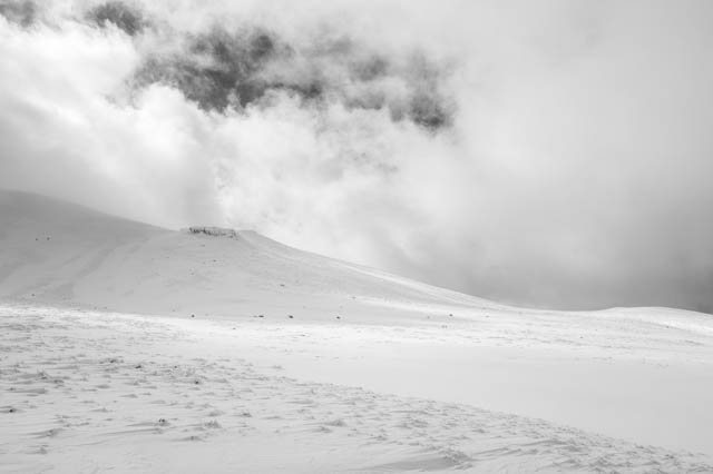 Photo de montagne sous la neige en noir et blanc