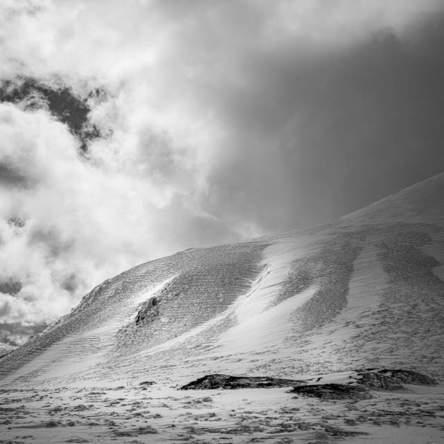 Photo de montagne sous la neige en noir et blanc