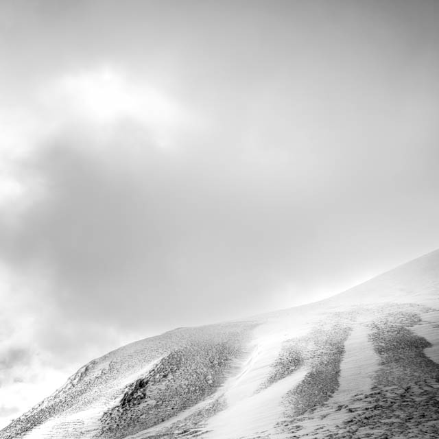 Photo de montagne sous la neige en noir et blanc