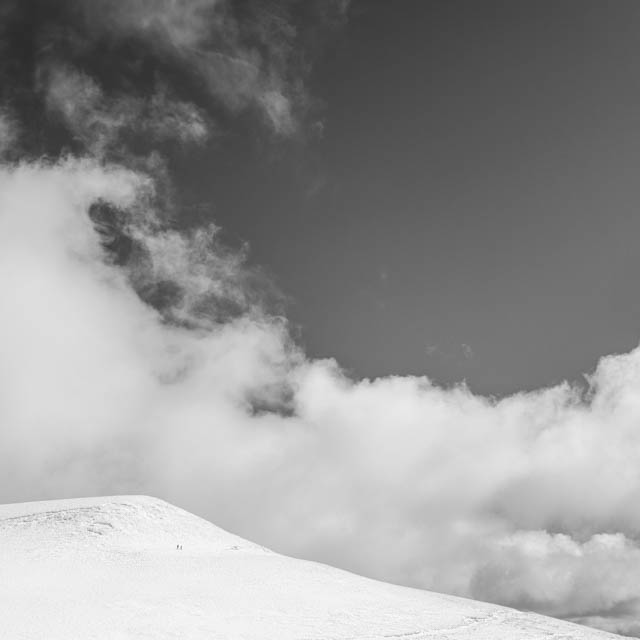 Photo de montagne sous la neige en noir et blanc