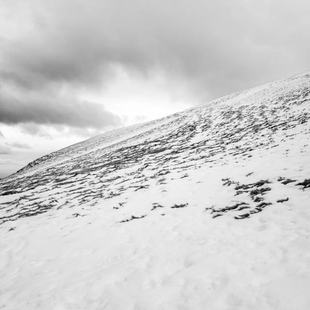 Photo de montagne sous la neige en noir et blanc