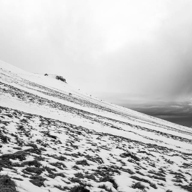 Photo de montagne sous la neige en noir et blanc