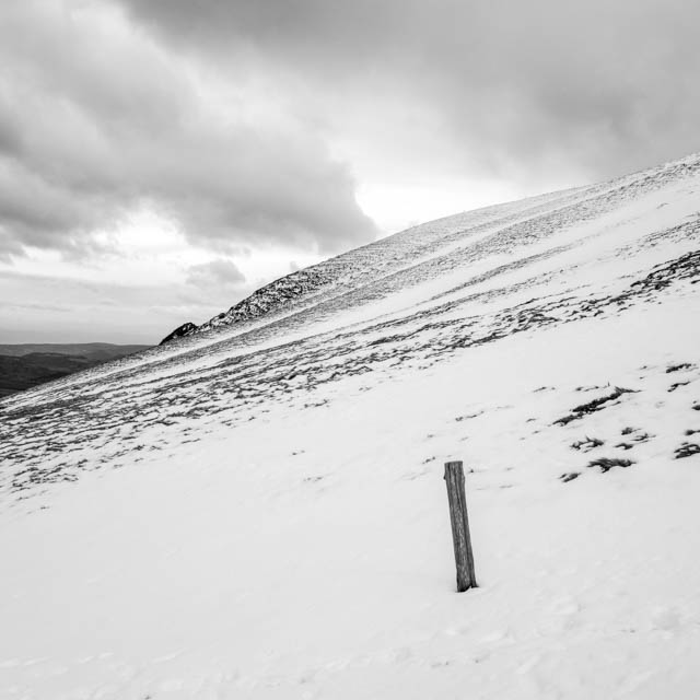 Photo de montagne sous la neige en noir et blanc