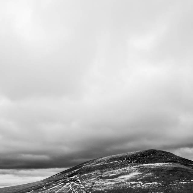 Photo de montagne sous la neige en noir et blanc