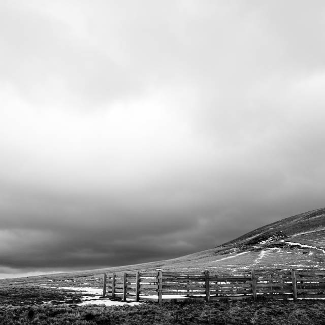 Photo de montagne sous la neige en noir et blanc
