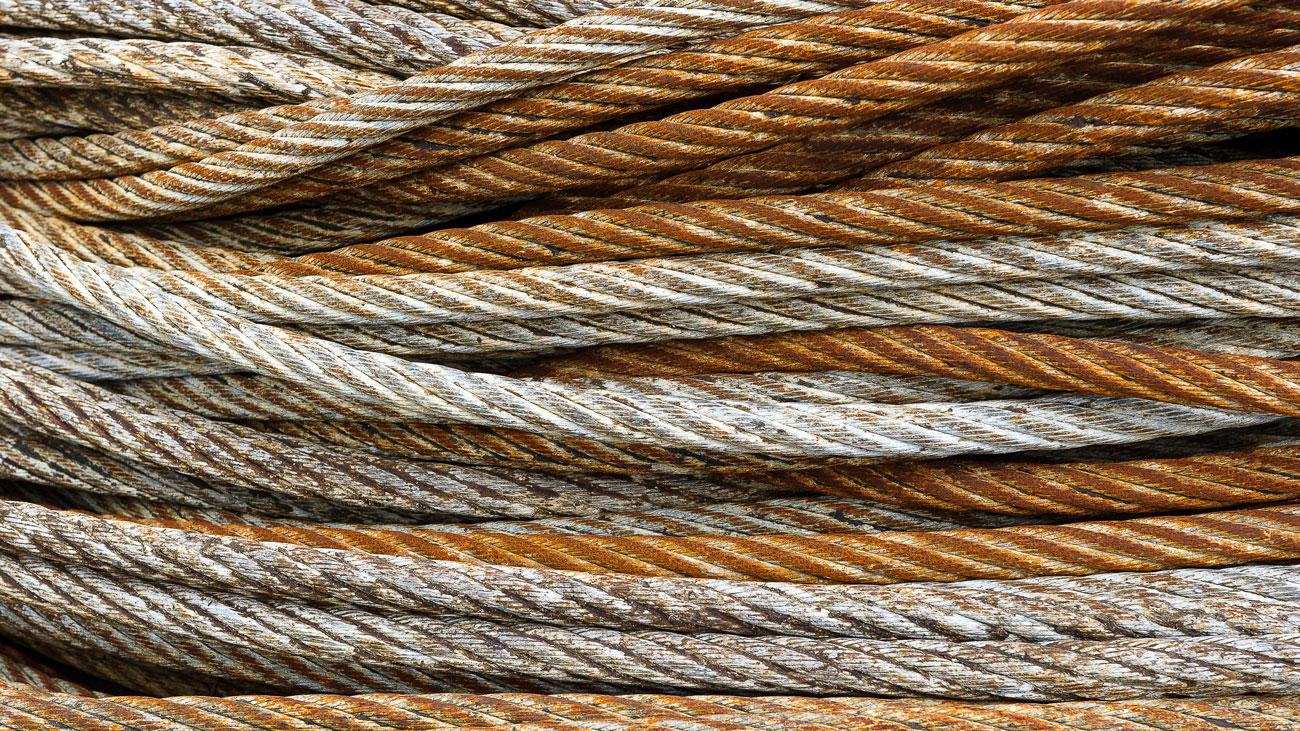 Photo d'une montagne enneigée en noir et blanc