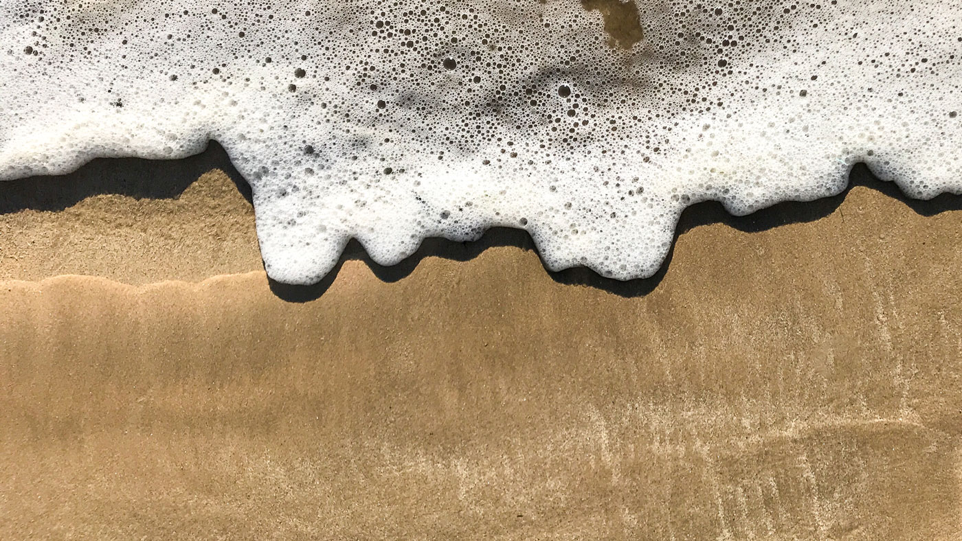 Photo d'une montagne enneigée en noir et blanc