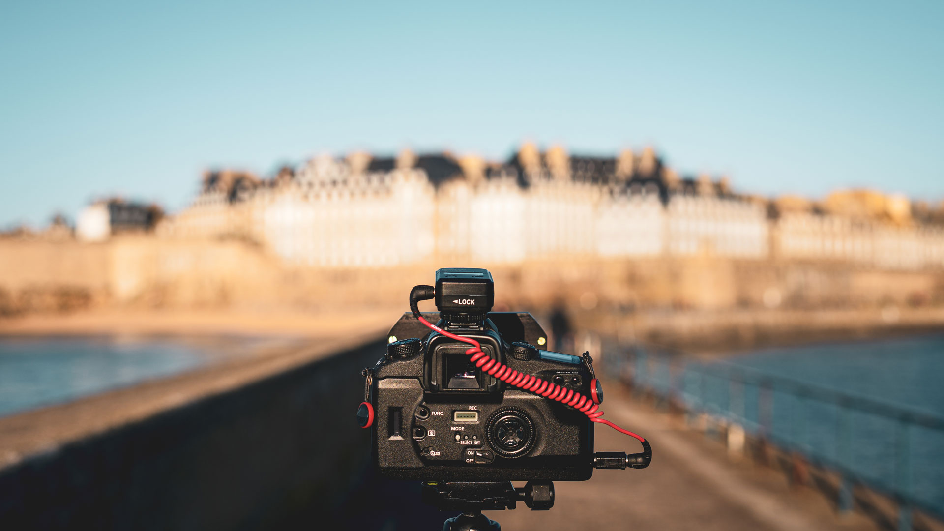 Photo d'une montagne enneigée en noir et blanc