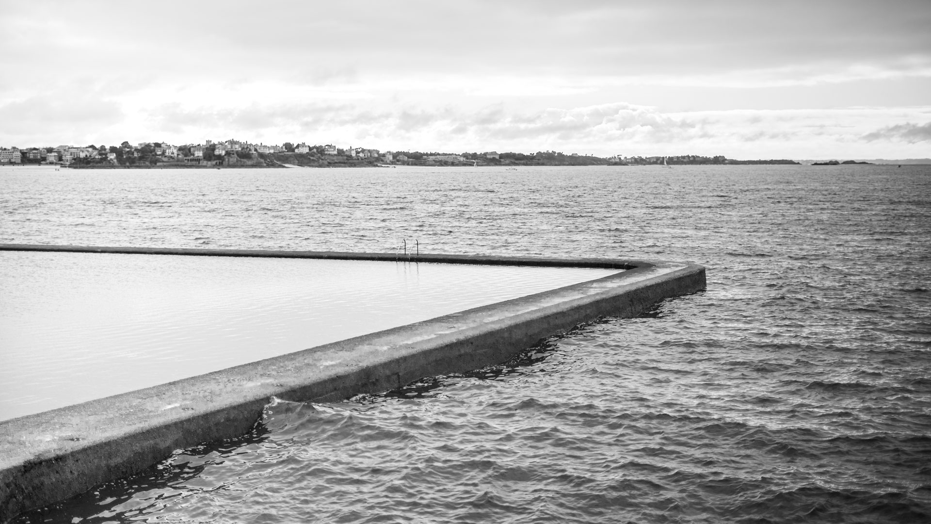 Photo d'une montagne enneigée en noir et blanc