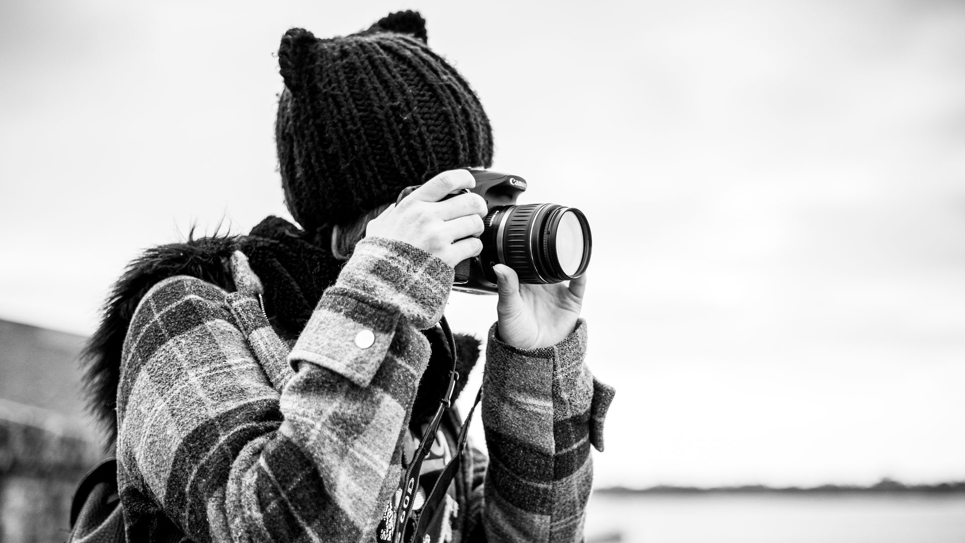 Photo d'une montagne enneigée en noir et blanc